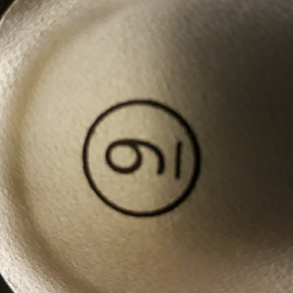 Fiona Sz 9 Grey Metallic Flower-shaped Rhinestone Buckles. - Picture 4 of 9